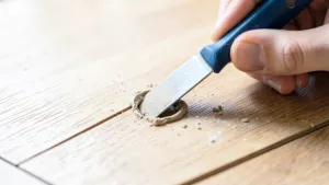 Jak naprawić dziurę w panelu podłogowym