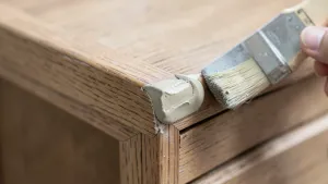 Jak naprawić laminat na meblach