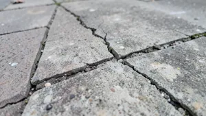 Jak naprawić popękane fugi na tarasie