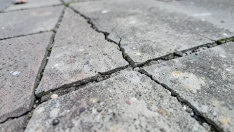 Jak naprawić popękane fugi na tarasie