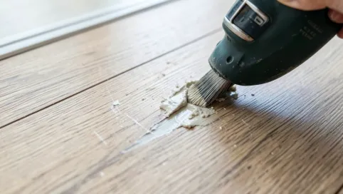 Jak naprawić porysowany panel podłogowy