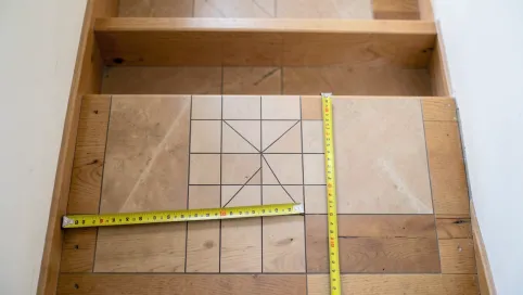 Jak obliczyć ilość płytek na schody