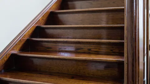 Jak odnowić schody drewniane lakierowane