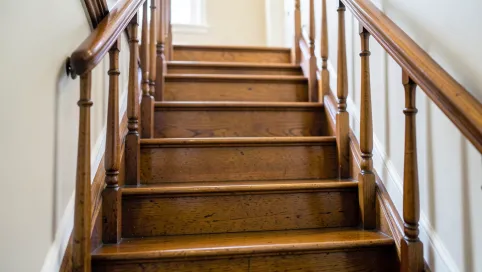 jak odnowić stare drewniane schody
