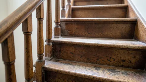 Jak odnowić stare schody drewniane