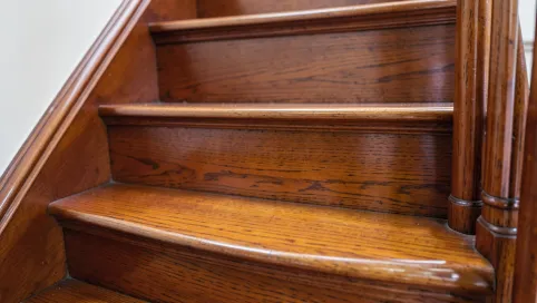 Jak pielęgnować schody drewniane