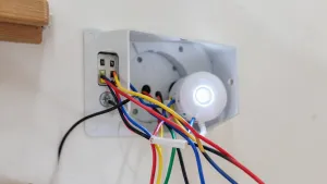 Jak podłączyć czujnik ruchu do oświetlenia schodowego