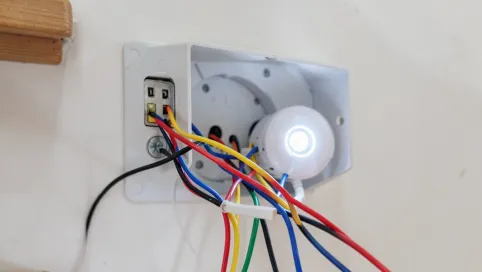 Jak podłączyć czujnik ruchu do oświetlenia schodowego