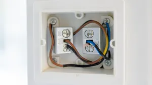 Jak podłączyć włącznik schodowy Polmark