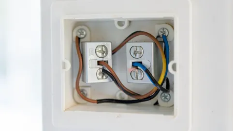 Jak podłączyć włącznik schodowy Polmark