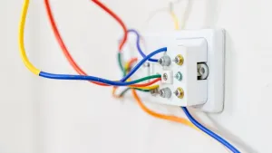 Jak podłączyć włącznik schodowy z czujnikiem ruchu