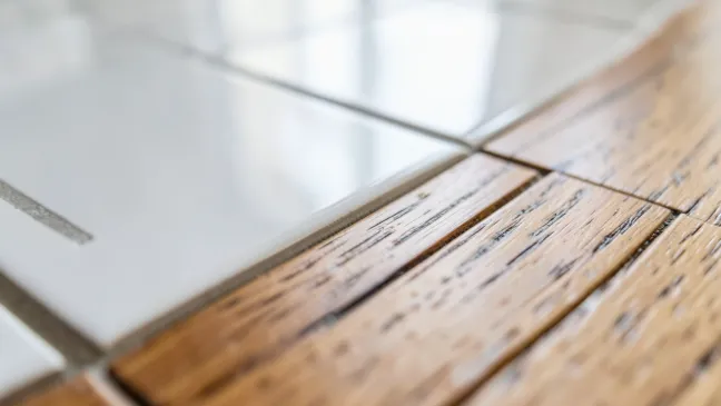 Jak połączyć płytki z drewnem