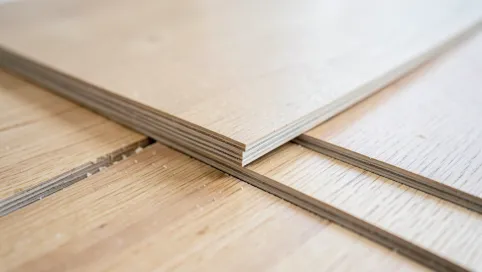 Jak położyć panele na podłoga drewnianą