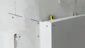 jak położyć płytki gipsowe na ścianę