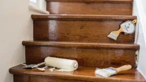 Jak pomalować lakierowane schody