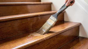 Jak pomalować schody drewniane lakierowane