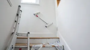 Jak pomalować ścianę nad schodami