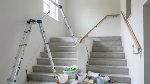 jak pomalować wysoką klatkę schodową