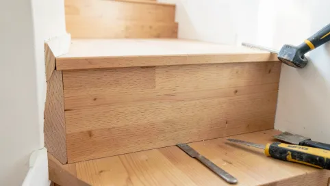 Jak poszerzyć stopnie schodów drewnianych