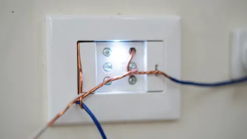 Jak przerobić włącznik zwykły na schodowy