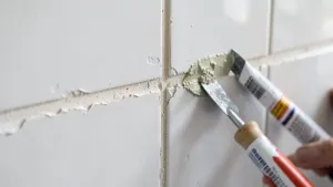 Jak przykleić odpadające płytki