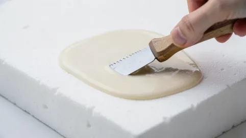 Jak równo zaciągnąć klej na styropian