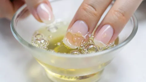 Jak rozpuścić klej do tipsów bez acetonu