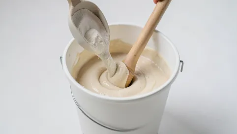 Jak rozrobić klej do tapet flizelinowych