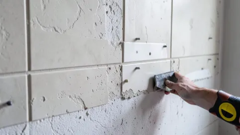 Jak układać płytki na ścianie