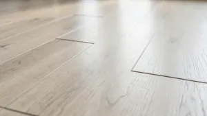 Jak układać płytki podłogowe drewnopodobne