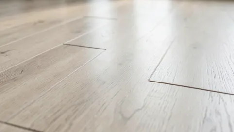 Jak układać płytki podłogowe drewnopodobne