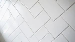 Jak układać płytki w jodełkę na ścianie