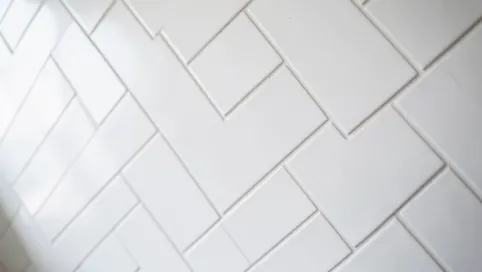 Jak układać płytki w jodełkę na ścianie