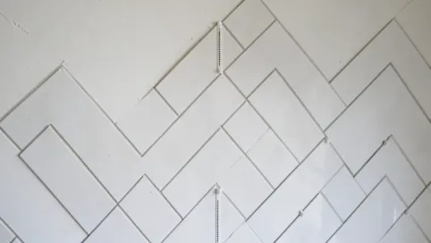 Jak ułożyć płytki w jodełkę na ścianie