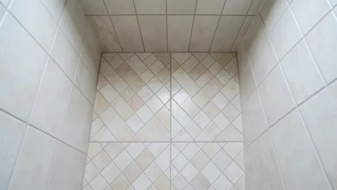 Jak ułożyć płytki w małej łazience