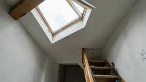 Jak umyć okno dachowe na klatce schodowej