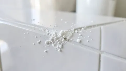 Jak usunąć biały nalot na płytkach po remoncie