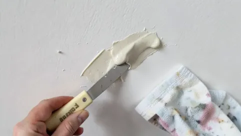 Jak usunąć klej butapren ze ściany