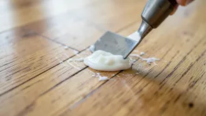 Jak usunąć klej do parkietu z posadzki