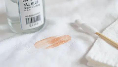 Jak usunąć klej do paznokci z ubrania