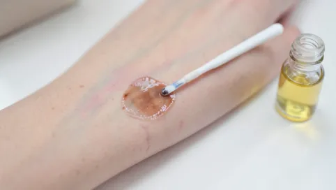 Jak usunąć klej do paznokci ze skóry