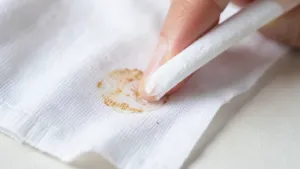 Jak usunąć klej do tipsów z ubrania