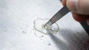 Jak usunąć klej kropelka z metalu