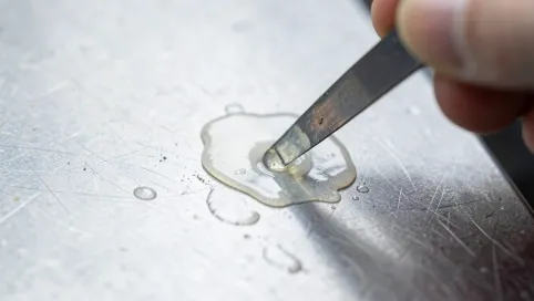 Jak usunąć klej kropelka z metalu