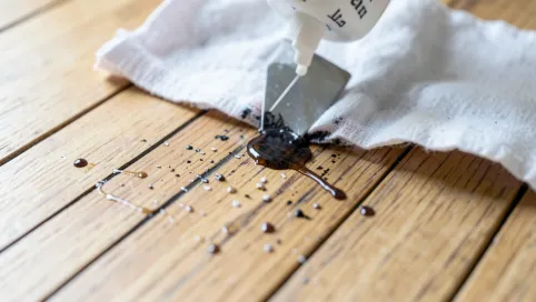 Jak usunąć klej kropelka z paneli