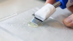 Jak usunąć klej kropelka z plastiku