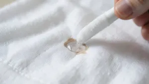 Jak usunąć klej kropelka z ubrania