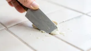 Jak usunąć klej mamut z płytek