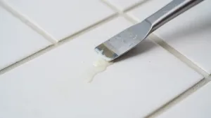 Jak usunąć klej montażowy z płytek