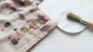 Jak usunąć klej montażowy z ubrania